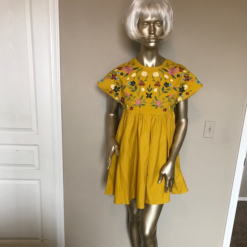 Summer dress. Bright yellow gold. Size Small